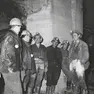 Alcuni minatori all’esterno della miniera in una foto storica