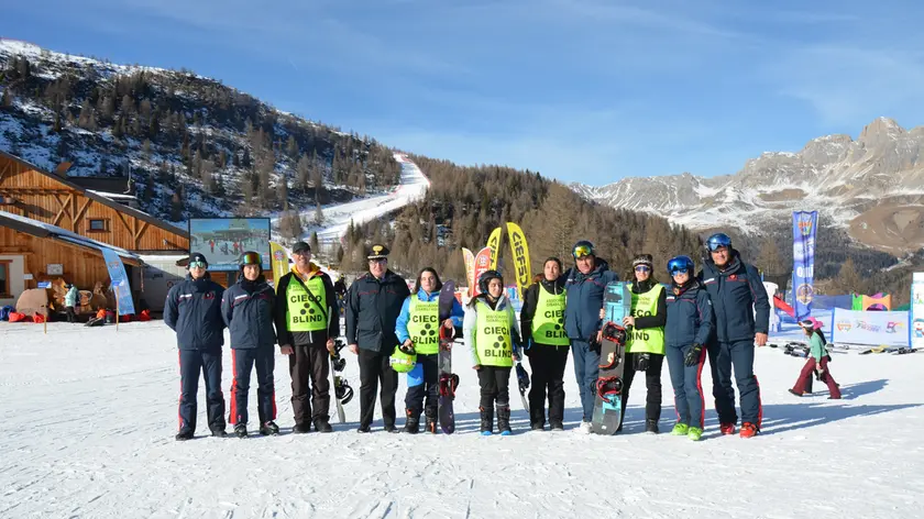 Un gruppo di disabili visivi con i carabinieri