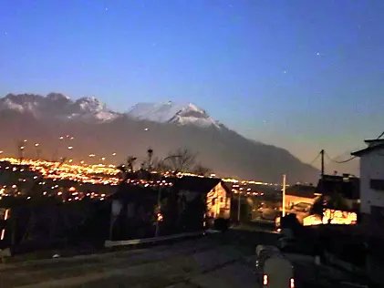 Cirvoi al buio. Sullo sfondo, a valle, le luci di Belluno