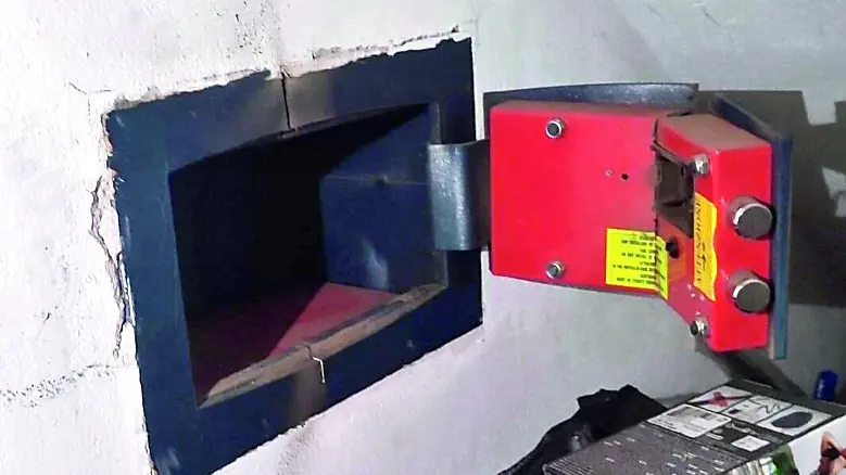 Una cassaforte tagliata con il “flex”.