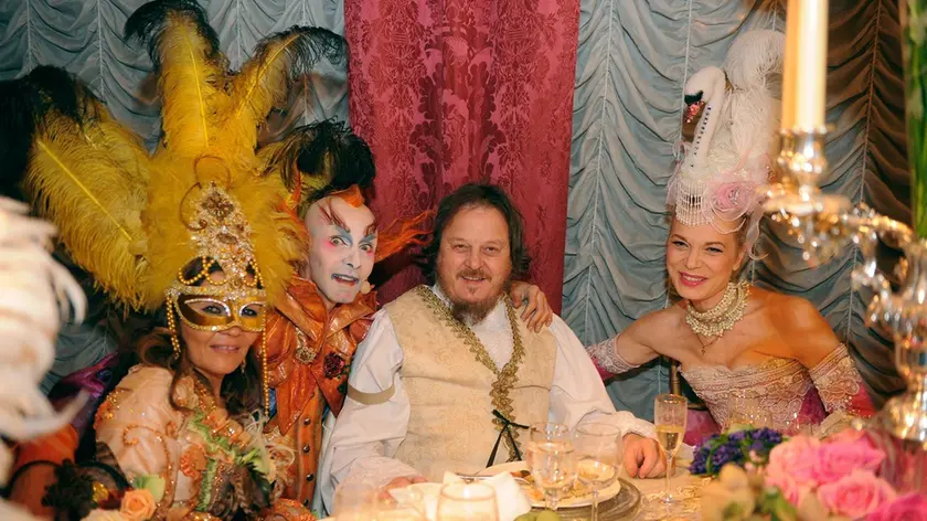 La stilista e imprenditrice Antonia Sautter con Zucchero al Ballo del Doge a Venezia