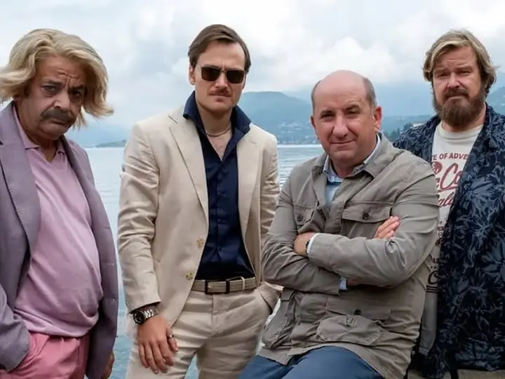 Giuseppe Battiston con Antonio Albanese e gli altri protagonisti del film "Lavoreremo da grandi"