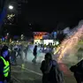 Gli scontri tra manifestanti e forze dell’ordine in piazza Primo Maggio a Udine
