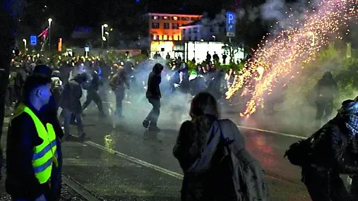 Gli scontri tra manifestanti e forze dell’ordine in piazza Primo Maggio a Udine