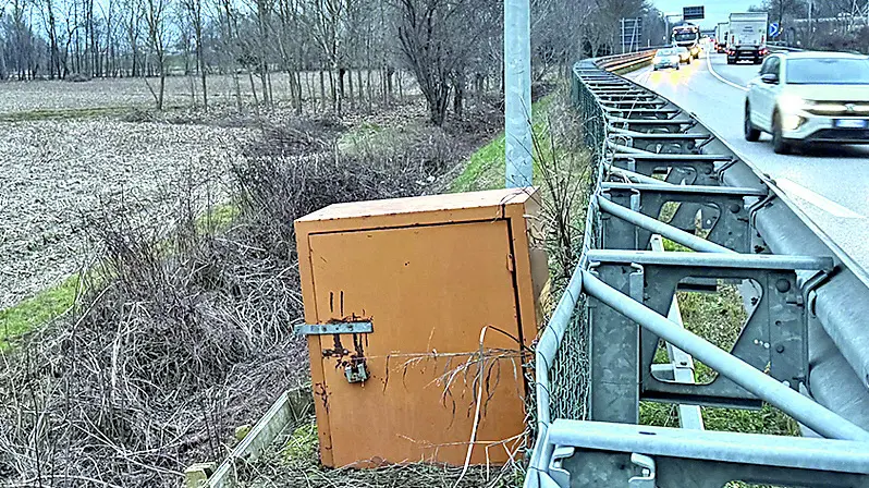 L’autovelox lungo la Postumia a Fontaniva abbattuto da Fleximan (Foto servizio Piran)