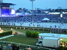 La folla all’ippodromo di Villorba lo scorso 14 giugno per il concerto dei Pinguini tattici nucleari: un maxi evento che ora si cerca di replicare