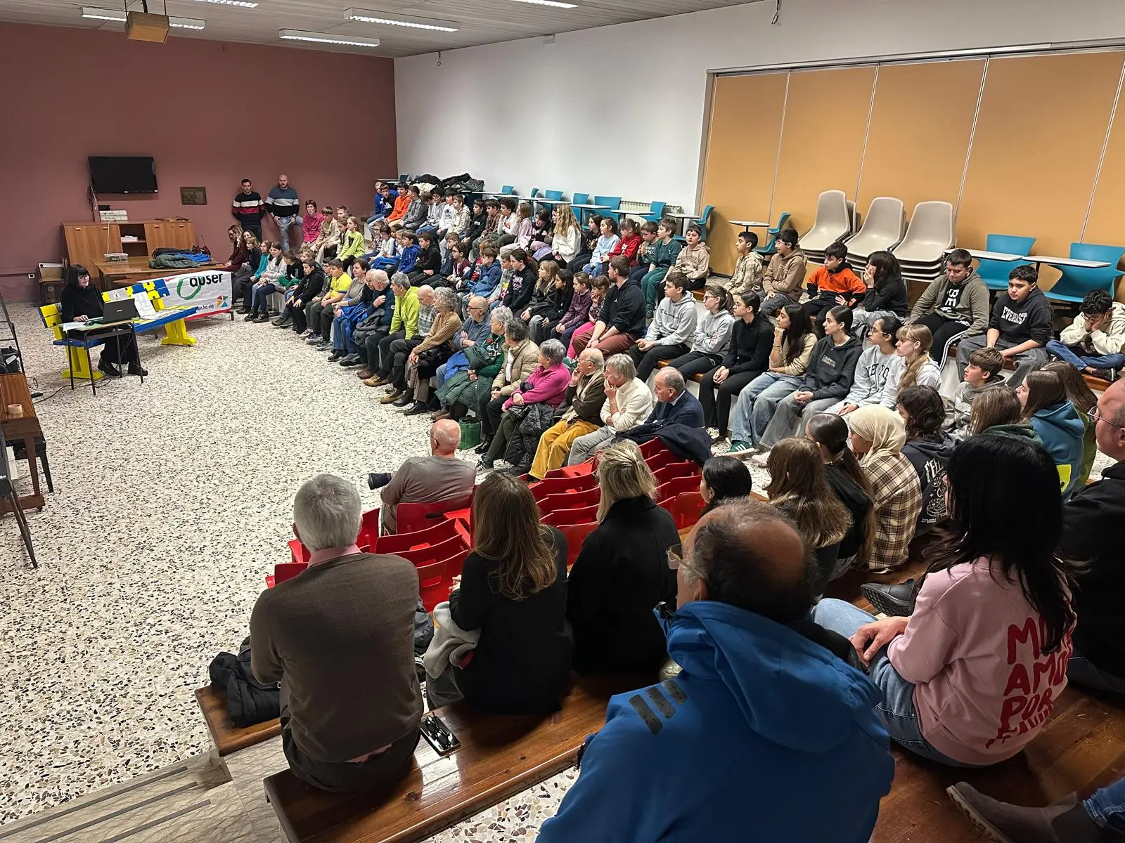 L'incontro alla scuola media di Lentiai per l'inaugurazione della panchina contro il bullismo