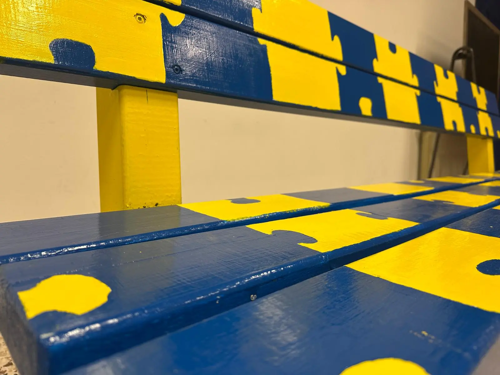 La panchina gialla e blu contro il bullismo