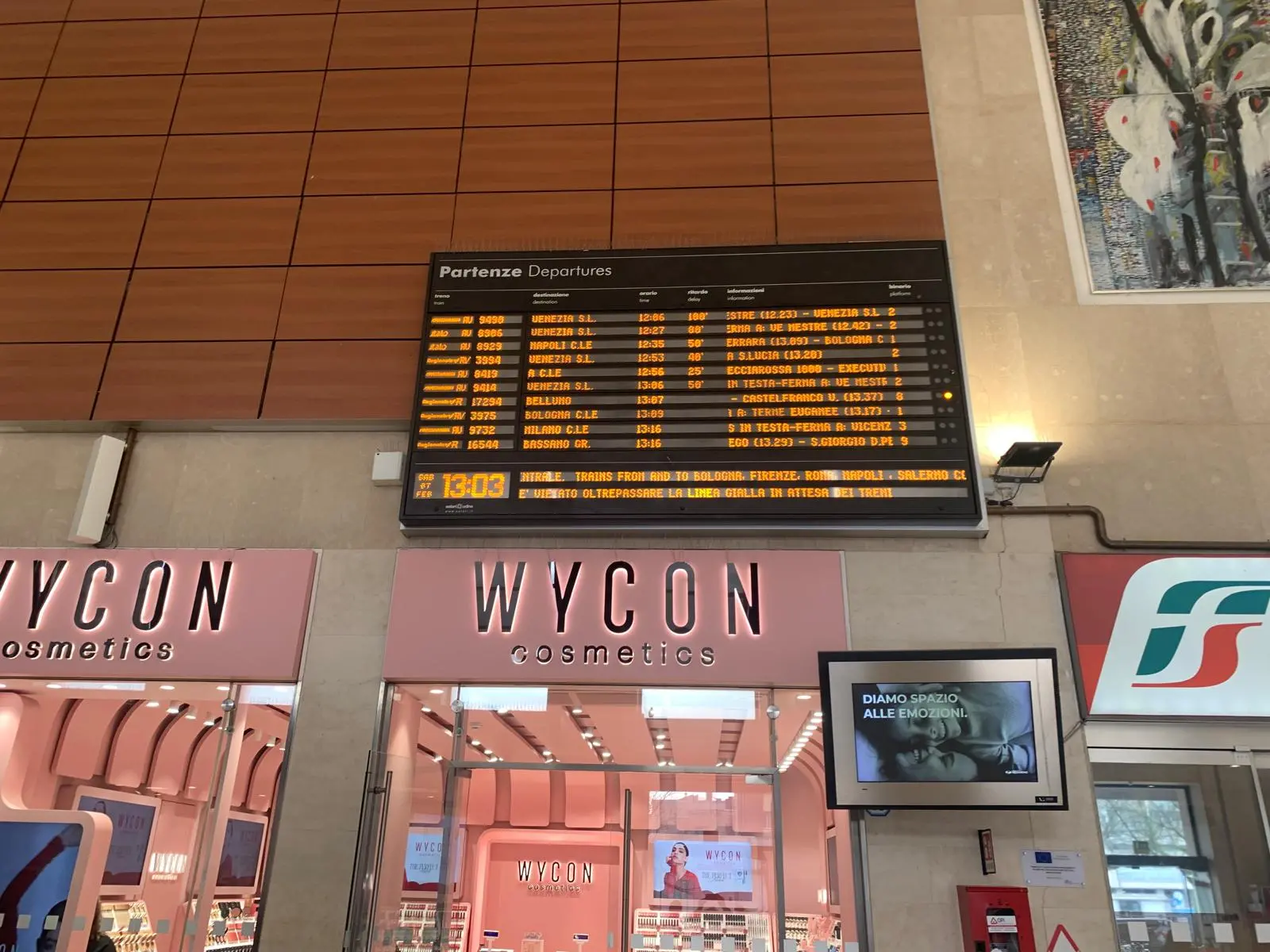 Il tabellone con i ritardi alla stazione di Padova