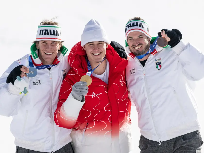Giovanni Franzoni (a sinistra) e Dominik Paris (a destra) sul podio della discesa libera di Cortina vinta dallo svizzero Franjo von Allmen