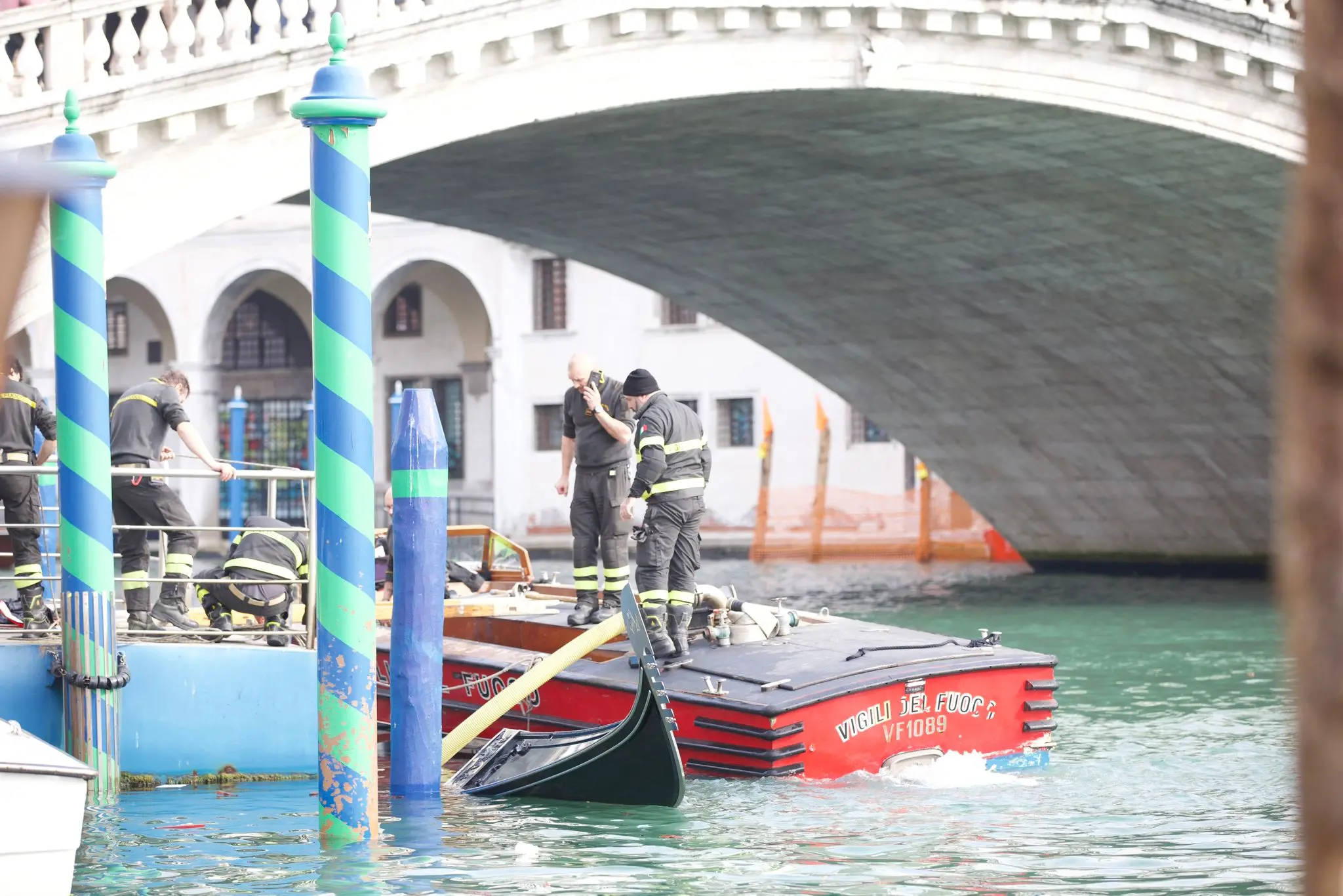 I vigili del fuoco mentre recuperano la gondola (Foto Interpress)