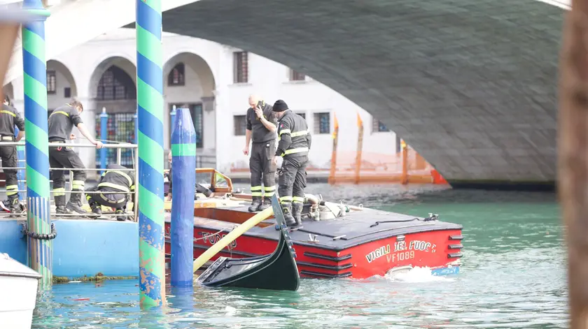 I vigili del fuoco mentre recuperano la gondola (Foto Interpress)