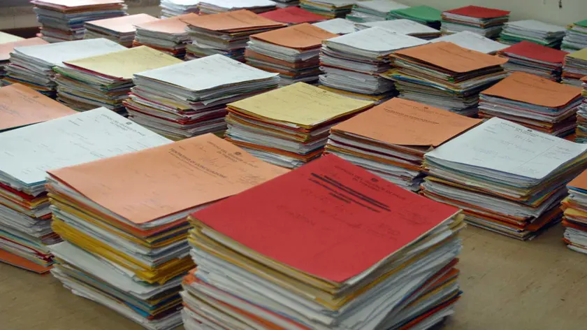 Fascicoli in un'aula di Tribunale