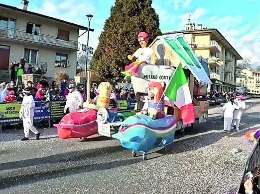 Il carro mascherato di Crocetta del Montello da cui è stata diffusa musica che inneggiava al Duce