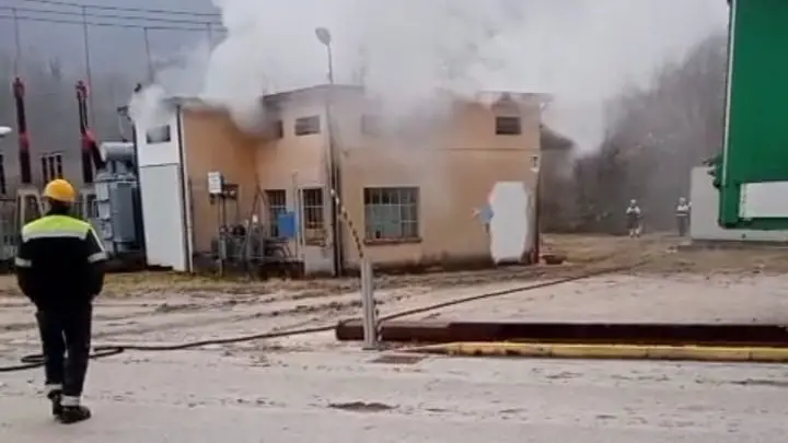 Il fumo dopo l'esplosione del quadro del trasformatore