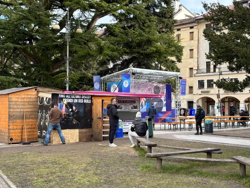La casetta dove sono in vendita cibo e bevande vicino al maxischermo per le Olimpiadi