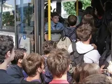 Studenti salgono sul bus