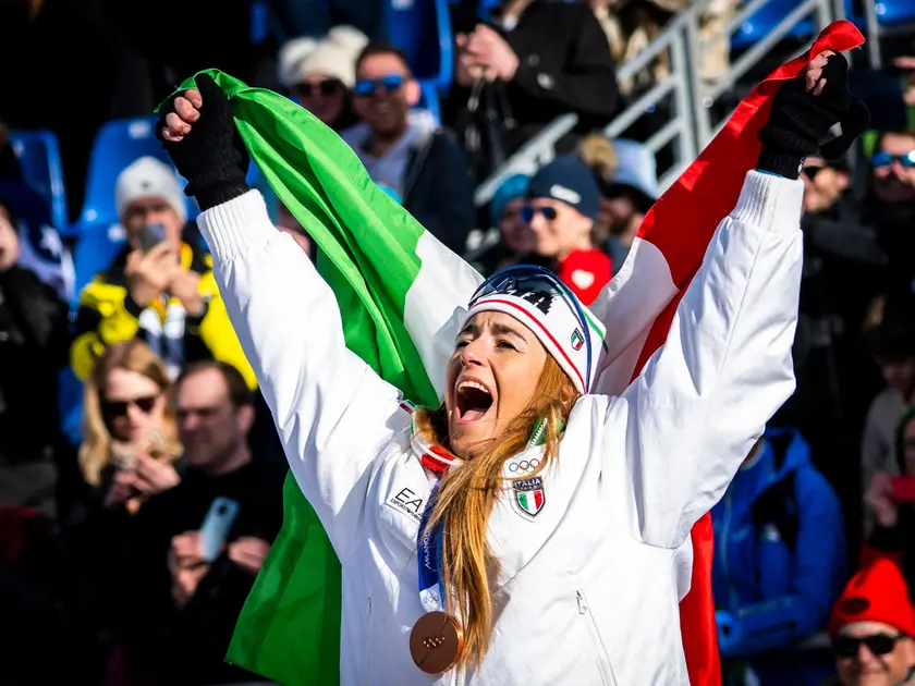 Sofia Goggia con il bronzo e la bandiera italiana