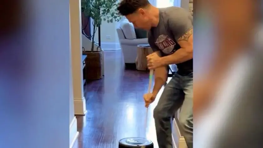 Il popolo dei social si è innamorato del curling, diversi i contenuti umoristici che stanno rendendo ancor più popolare lo sport invernale