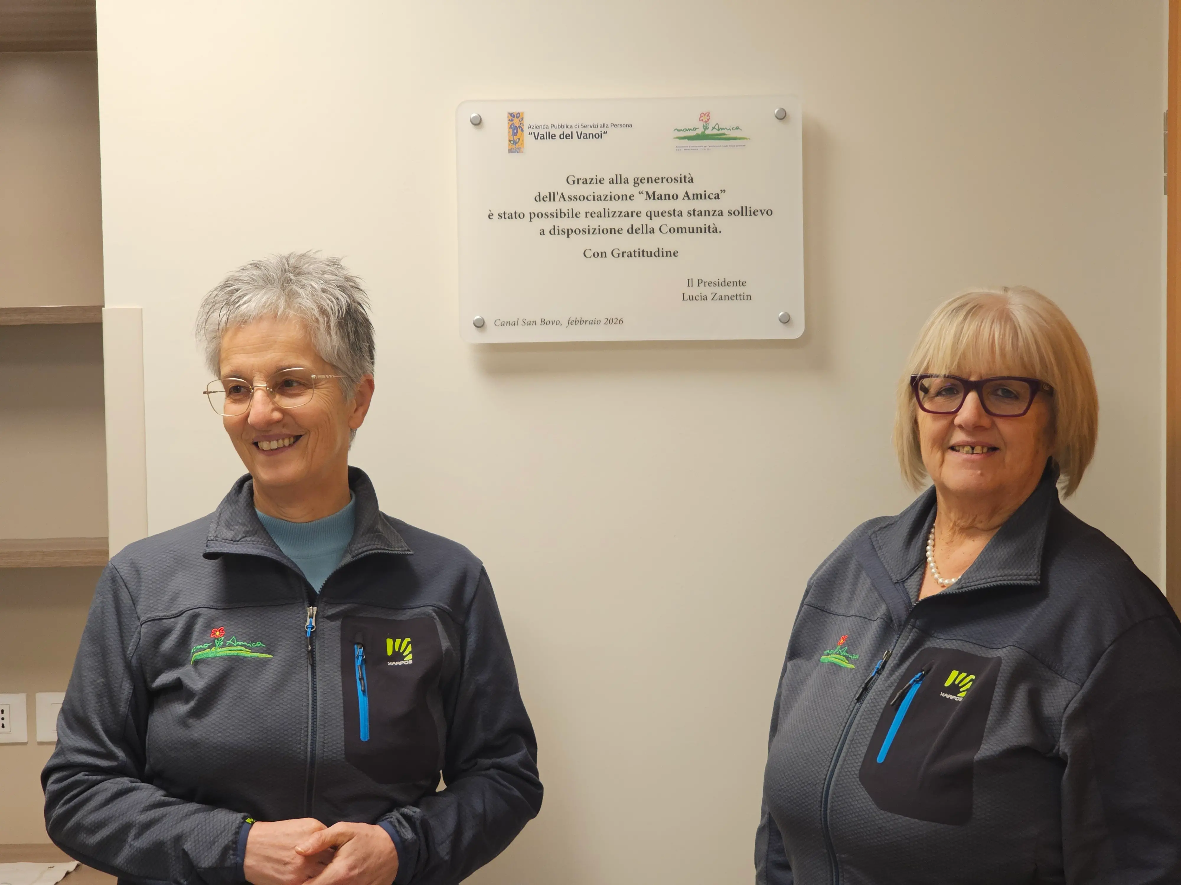 La targa dedicata all'associazione feltrina Mano Amica nella Stanza del sollievo alla casa di riposo di Canal San Bovo