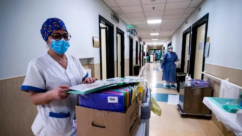 Una infermiera nella corsia di un ospedale