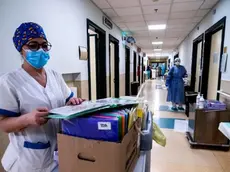 Una infermiera nella corsia di un ospedale