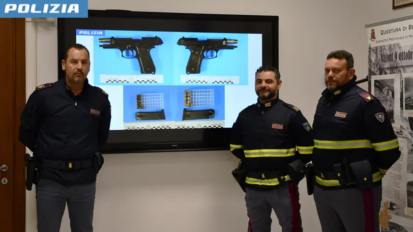 La pistola sequestrata dalla polizia in autostrada