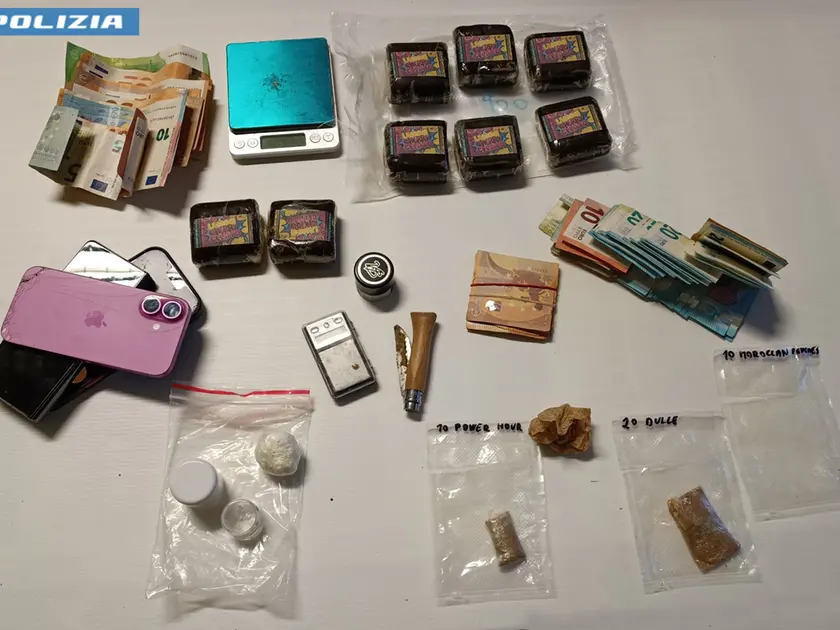 Il materiale sequestrato dalla squadra mobile di Belluno