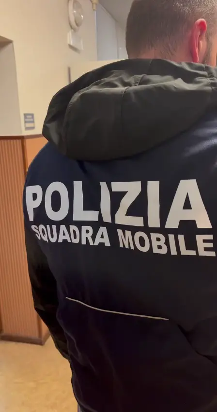 Un investigatore della Mobile in questura