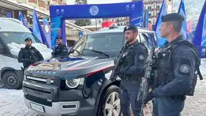 Una pattuglia di carabinieri all'ingresso di Cortina