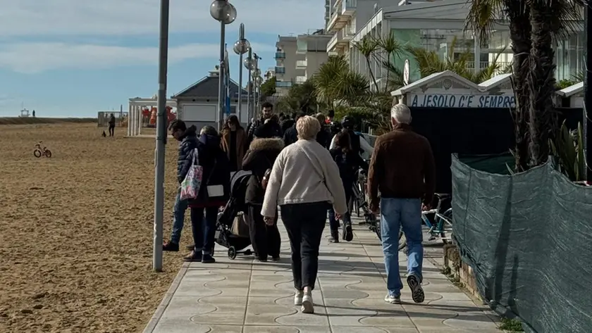 A Jesolo si passeggia in spiaggia anche a febbraio