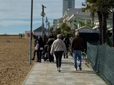 A Jesolo si passeggia in spiaggia anche a febbraio