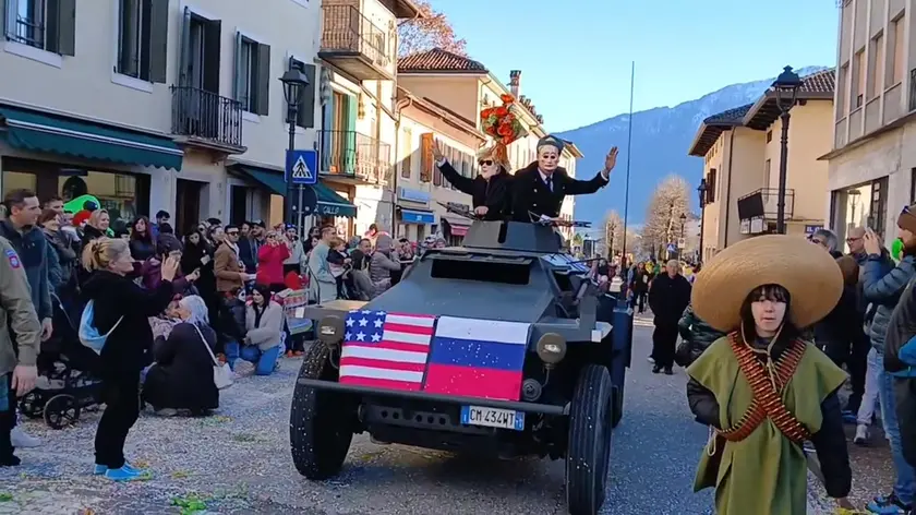 Il sindaco e il parroco di Pedavena sfilano mascherati da Puntin e Trump