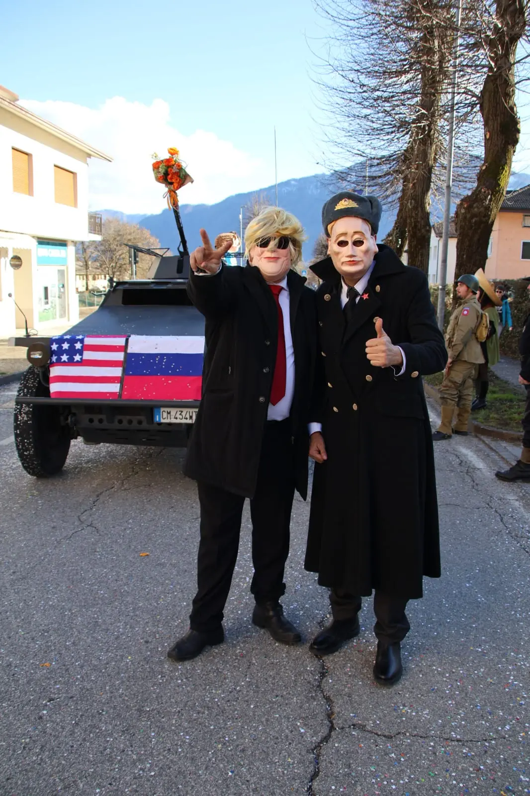 Il sindaco di Pedavena, Nicola Castellaz, e il parroco don Alberto Ganz nei panni di Putin e Trump alla sfilata di Carnevale (Foto di Giuseppe D'Alia)