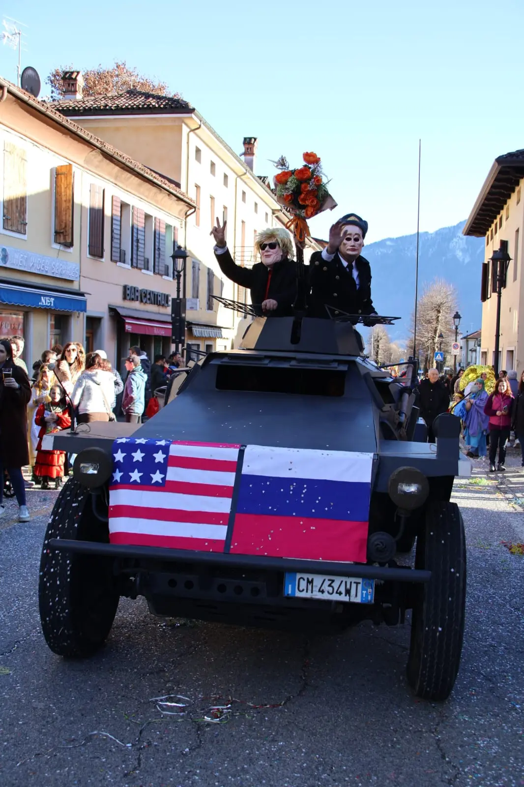 Sindaco e parroco di Pedavena sfilano sul "carro armato" al Carnevale in paese