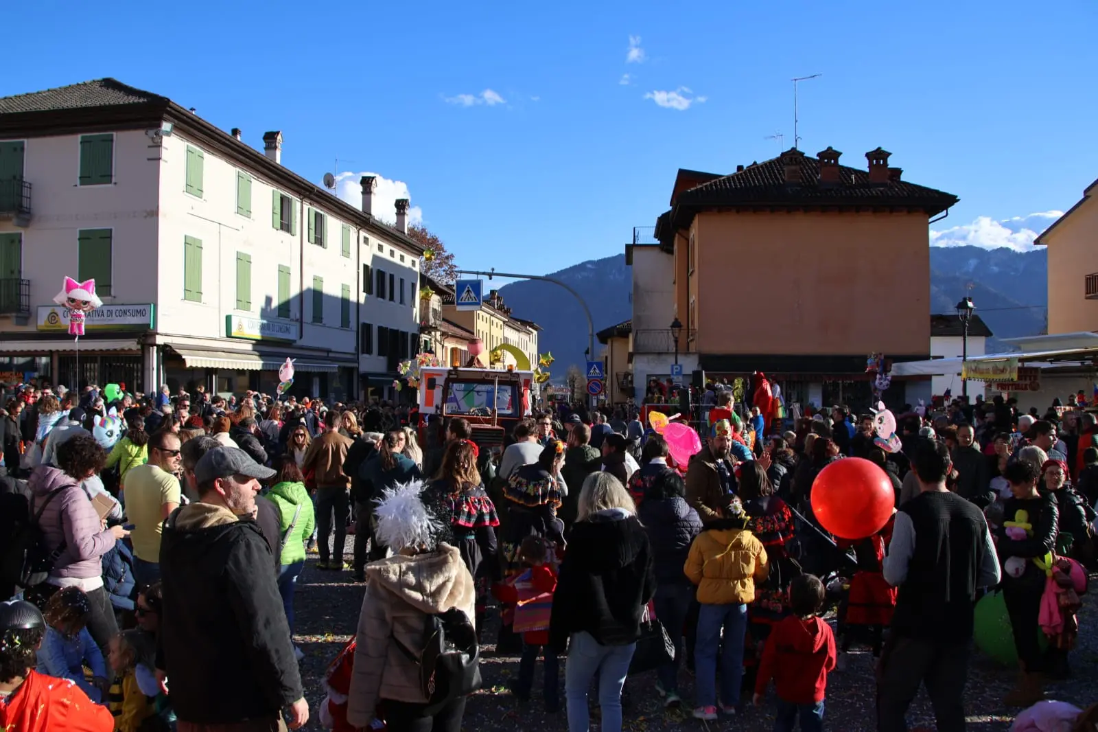 La piazza di Pedavena gremita per la festa di Carnevale in una foto di Giuseppe D'Alia