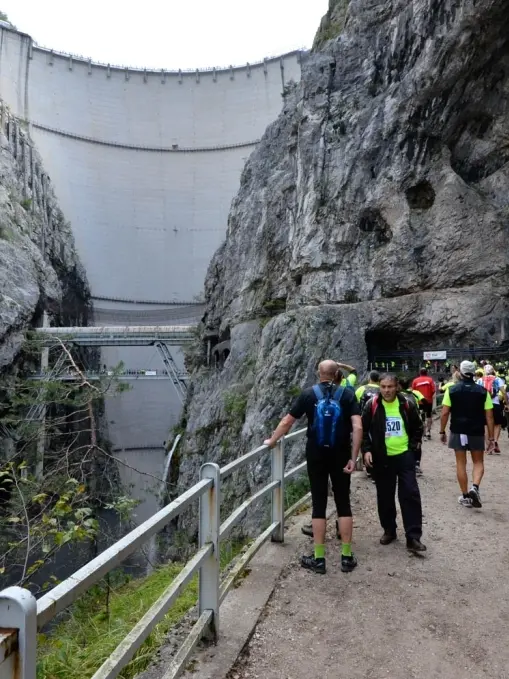 Un passaggio sotto la diga del Vajont nei luoghi della memoria