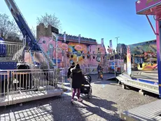 La giostra da cui è caduta la ragazza è stata posta sotto sequestro