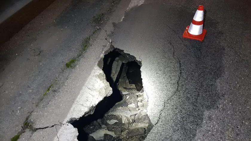 La voragine aperttasi sulla Triestina a San Donà