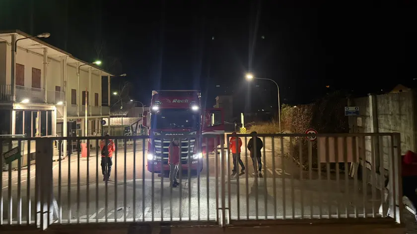 Il camion con il carico di matrici bloccato dagli operai