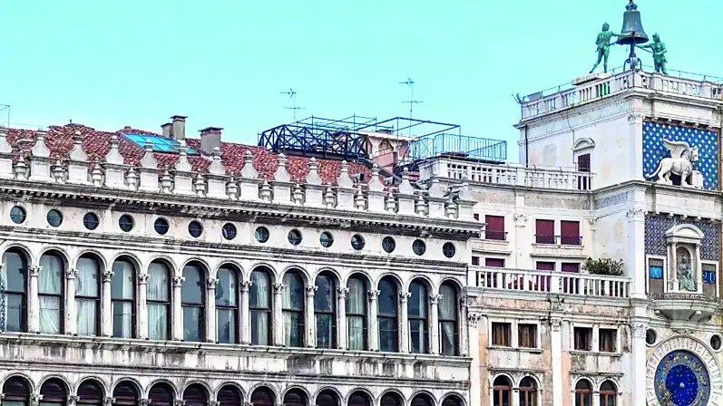 Lo scorcio di palazzo in vendita con l’altana alla Procuratie Vecchie