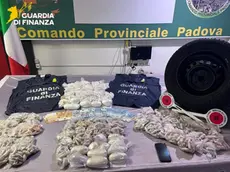 Parte della droga sequestrata ai due presunti corrieri