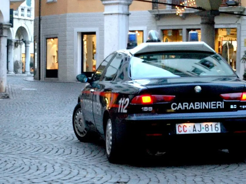 Una pattuglia di carabinieri in centro città