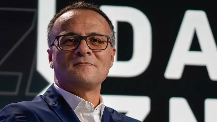 Luca Marelli in veste di commentatore tecnico arbitrale negli studi di Dazn