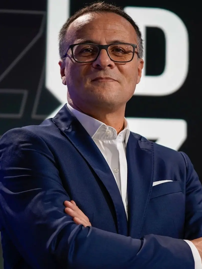 Luca Marelli in veste di commentatore tecnico arbitrale negli studi di Dazn