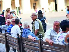 Anziani in piazza: l’uso del dialetto persiste soprattutto nelle vecchie generazioni