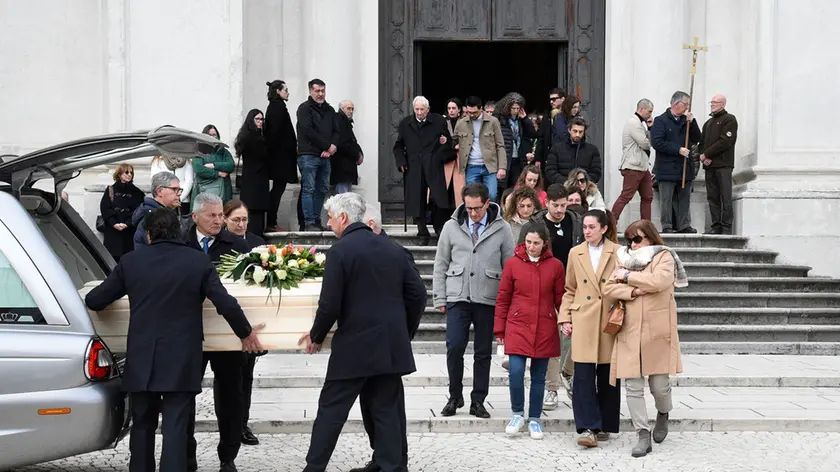 Il feretro di Benedetta De Paris, 27 anni, all'uscita dalla chiesa arcipretale di Mel
