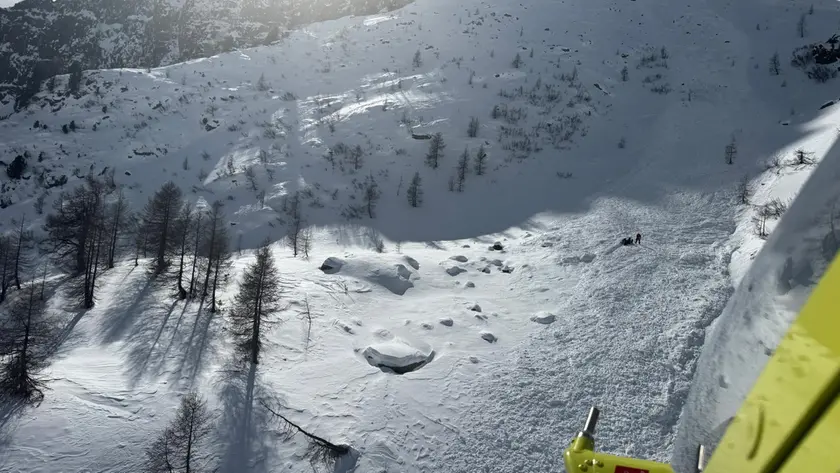 I soccorsi sulla valanga sul lato nord del Col Margherita al passo San Pellegrino