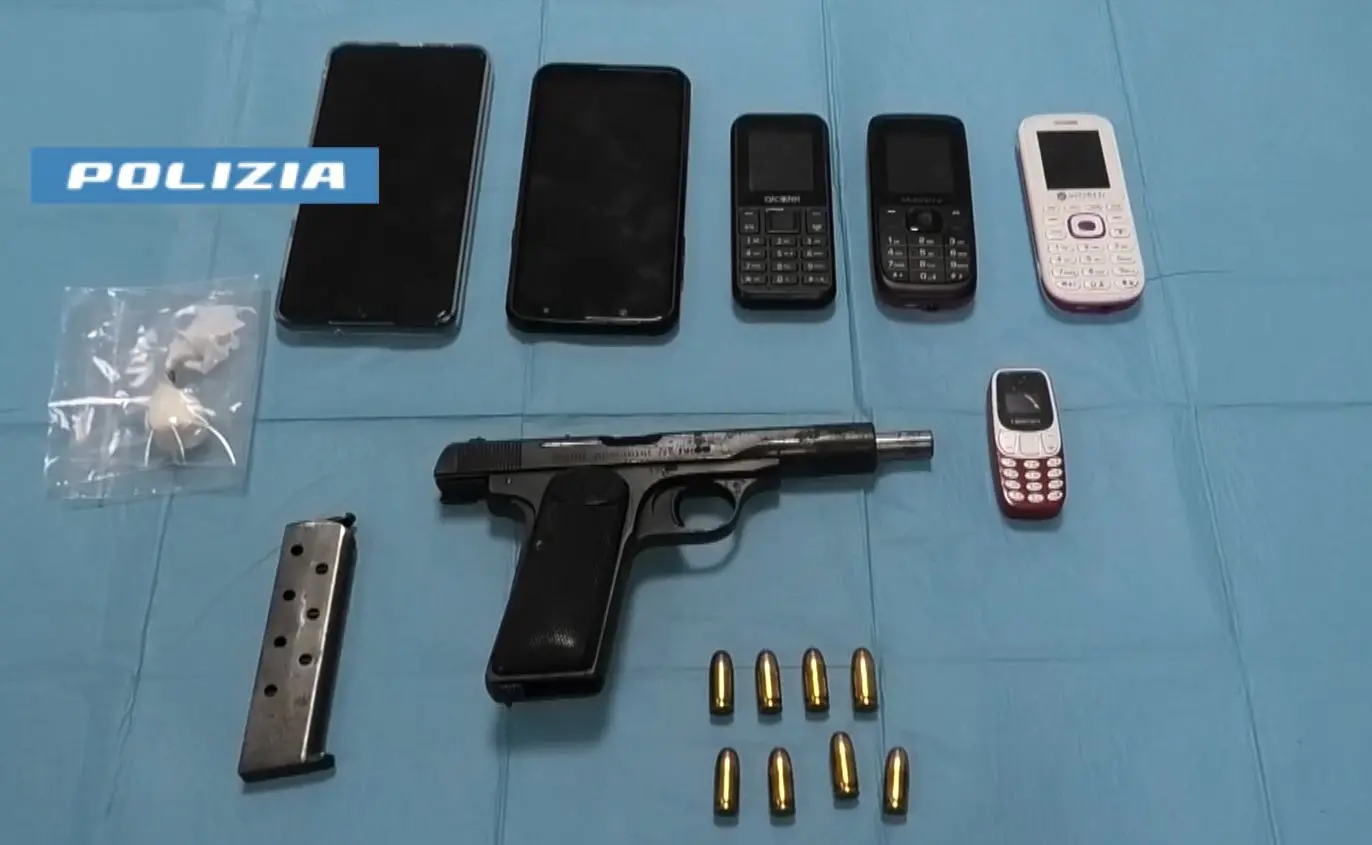 Il materiale sequestrato dai poliziotti della Squadra mobile di Belluno