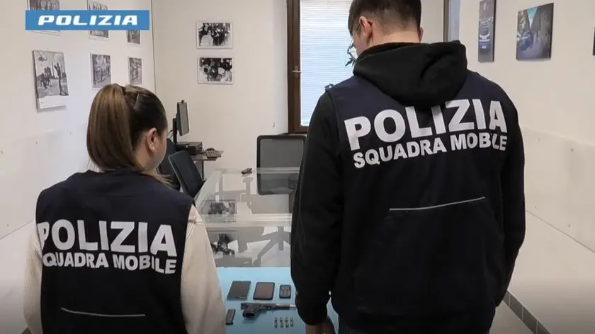 La polizia con gli oggetti sequestrati